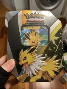 Pokemon TCG: JOLTEON V TIN | EEVEE EVOLUTIONS 4 Packs *IN STOCK* - Picture 1 of 4