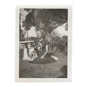 Vintage Schnappschuss Foto Frau Augen geschlossen draußen mit niedlichem Hund Candid schwarzweiß - Bild 1 von 3