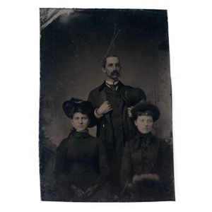 Big Hats & Pelz Muff Tintype c1870 Derby Bowler & Lenker Schnurrbart Gruppe C3845 - Bild 1 von 2
