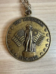 USA ZWEIHUNDERT Jahre Messing Münze Anhänger The Minutemen 1776 bis 1976 mit Kette - Bild 1 von 3