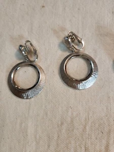 Vintage Crown Trifari silver tone door knocker dangle circle clip earrings - Picture 1 of 4