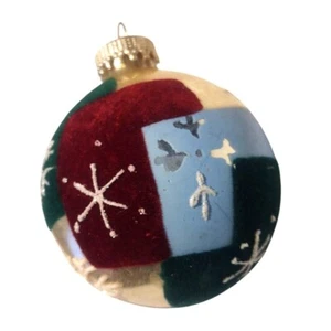 Ornamento natalizio vintage con patchwork in velluto e disegno fiocco di neve argento 2,5" - Foto 1 di 5