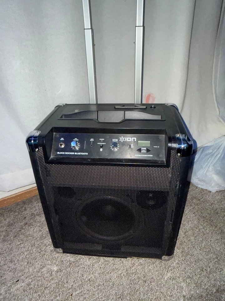 Sistema de altavoces portátil todo en uno AM/FM Audio BLOCK ROCKER ION para iPod Foto 1 de 4