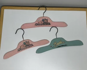 Lote De 3 Perchas De Bebé De Colección Madera Pintada Rosa Con Gato Azul Con Perro - Imagen 1 de 8