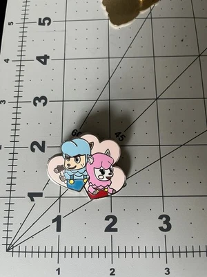 Prendedor de esmalte Animal Crossing Reese y Cyrus Foto 1 de 2