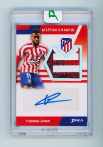 2023 Thomas Lemar Daka Atletico Madrid Autogramm und Trikot Patch Karte 10/10 - Bild 1 von 3