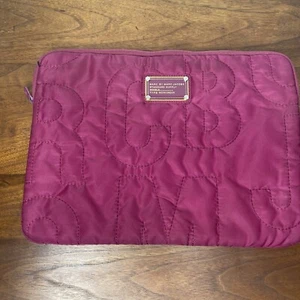 Borsa per laptop trapuntata logo Marc By Marc Jacobs con logo rosa 13 x 10 imbottita in nylon - Foto 1 di 7