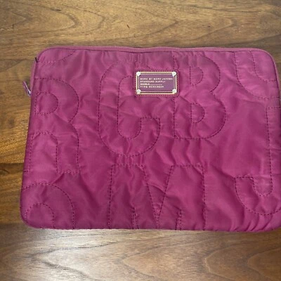 Bolso acolchado para portátil Marc By Marc Jacobs rosa con logotipo 13 x 10 acolchado de nailon Foto 1 de 4