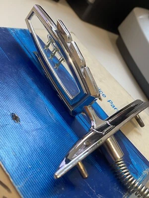 Nuevo de Lote Original Ford 1974 1975 1976 Gran Torino Capucha Adorno Emblema Borde Foto 1 de 4