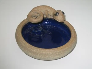 Studiokeramik Pin Schale mit Eidechse am Rand Potter signiert PB - Bild 1 von 7