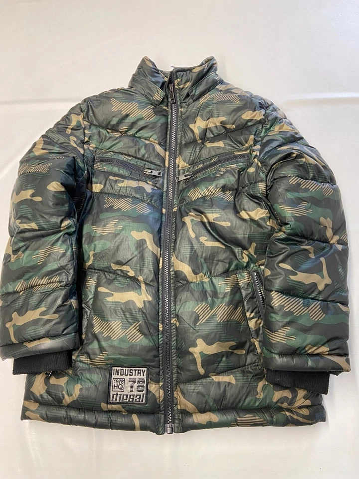 Jaqueta acolchoada masculina DIESEL verde camuflada isolada tamanho 8 - Imagem 1 de 4