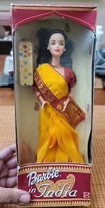 Barbie in India in Sari Giallo/Rosso, Mattel 2000, scatola nuova e danneggiata  - Foto 1 di 12
