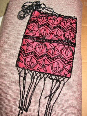 2 bolsas de cuentas blancas/plateadas y rojas/negras guerra civil/ utilería de recreación de 1920 Foto 1 de 2