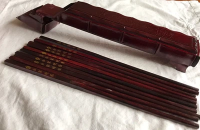 Set 10 intarsierte Stäbchen in verzierter geschnitzter Mahagoni Vitrine (Orig. Pack'g) - Bild 1 von 4