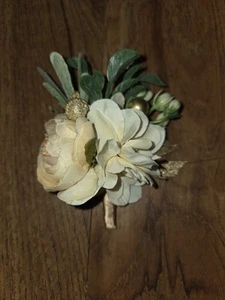 A Vintage Boutonnière With Pressed Artificial Flowers - Picture 1 of 4