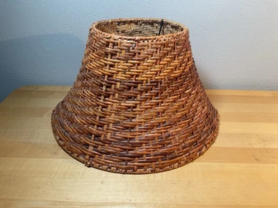 "Lámpara tejida vintage de mimbre y ratán para cabaña - marrón - 14,5 x 13,5 x 8 1/4""" Foto 1 de 4