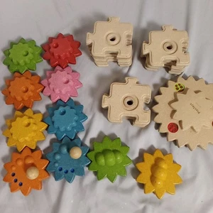 Plan Toys Set 24 Pezzi Ingranaggi e Puzzle Colore OPPENHEIM Giocattolo Impara #5636 SET DELUXE - Foto 1 di 6