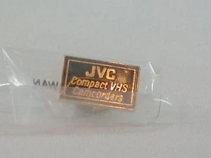 Pin de solapa JVC Pinback compacto VHSC rectangular dorado negro envío desde EE. UU. - Imagen 1 de 1