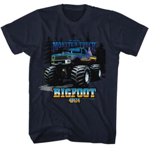 Bigfoot The Original Monster Truck Background Of Trees Herren T-Shirt - Bild 1 von 6