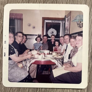 1959 foto encontrada instantánea cena familiar en pequeña mesa de cocina decoración retro - Imagen 1 de 5