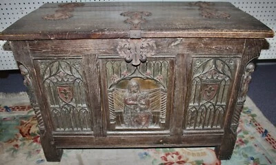 Antiguo cofre/baúl gótico de roble macizo altamente tallado. Madonna & Child. Bélgica 1900 Foto 1 de 4