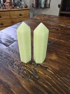 Leuchtender grüner Kristallturm 0,44 Pfund 3,5 Zoll polierte Spitze Leuchtstein Heilung - 2 Stück - Bild 1 von 5