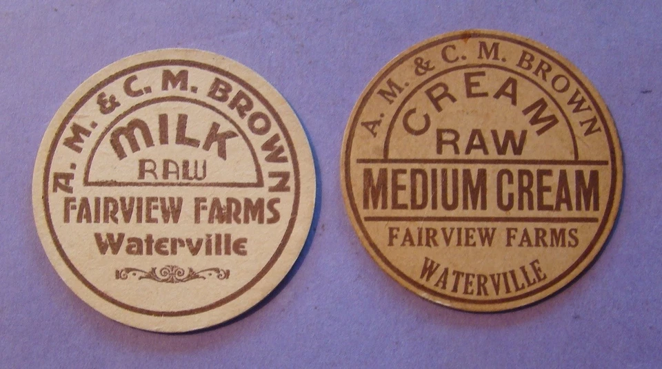 2 DIFF. A.M. & C.M. КОРИЧНЕВЫЕ ВИНТАЖНЫЕ МОЛОЧНЫЕ КОЛПАЧКИ WATERVILLE VT. VERMONT 1 5/8s FAIRVIEWFARM - Изображение 1 из 1
