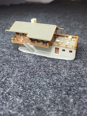 Café Berghaus 61791 con terraza de Herpa escala N Top Mountain Café Foto 1 de 4