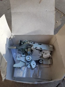 Genuine Mercedes Benz Atego Axor Double Cab Left Lock A9737200735 With Keys - Picture 1 of 8