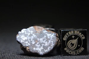NWA 2932 Mesosiderite Meteorite 4.1 gram windowed fragment - Bild 1 von 3