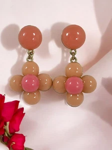 Retro Pink Acrylic Flower Earrings – Vintage-Inspired Dangle Earrings - Bild 1 von 4
