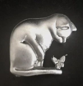Pewter Cat Kitten Playing Butterfly Kitty Silver Metal Figurine Hat Lapel Pin V - Picture 1 of 1