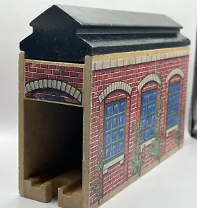 Thomas & Friends Wooden Railway Train SPECIAL ENGINE SHED Vintage 1994 VHTF GUC - Picture 1 of 7