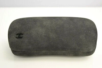 Estuche para gafas de sol Chanel mediano usado de tela gris Foto 1 de 4