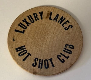 Luxury Lanes Ferndale MI Hot Shot Club Lucky Wooden 2" Werbung Dollar - Bild 1 von 4