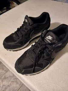 Nike MD Runner 2 Damen Schuhe Sportschuhe Sneaker Schwarz EUR 40 incl. Versand - Bild 1 von 3