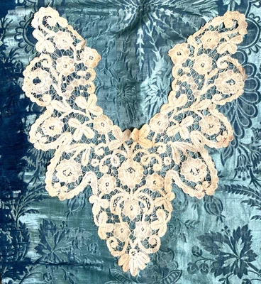 ANTIQUE  HAND MADE LACE  COLLAR, 25 CMS DEEP AT ITS DEEPEST - Изображение 1 из 4