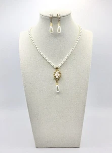 Set orecchini pendenti collana pendenti perle goccia simulata tono oro filigrana - Foto 1 di 5
