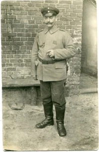 Orig. Foto-AK BERLIN FRIEDENAU (auch Stempel) Soldat vor Hauswand 1916 - Picture 1 of 1