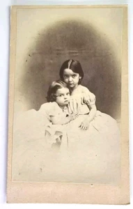 Antica foto CDV due adorabili giovani sorelle vittoriane ragazze bambini carini amore - Foto 1 di 3