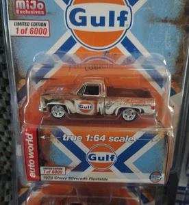 Camión cuadrado Auto World 1:64 - 1978 Chevrolet Silverado GULF (óxido de pátina) Mijo - Imagen 1 de 3