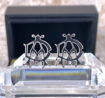 Gemelos Alfred Dunhill plateados góticos con forma de logotipo AD con estuche Foto 1 de 4