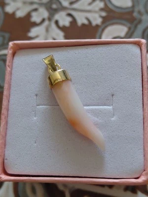  AMULETO  CORNO  PORTAFORTUNA  IN CORALLO ROSA  DEL GIAPPONE  con argento 925 - Immagine 1 di 4