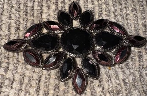 Vintage Liz Claiborne Brosche weinrot facettierte Glasperlen Designer Modeschmuck - Bild 1 von 6