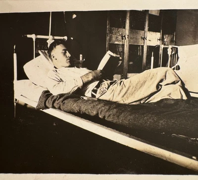 HERMOSA PIPA FUMAR CCC Hombre LIBRO DE LECTURA en CAMA de colección 1930 GAY INT foto Foto 1 de 3