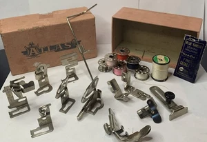 Vintage Atlas Nähmaschinenfüße Aufsätze Greist USA Blue Shield Nadeln Spulen - Bild 1 von 7