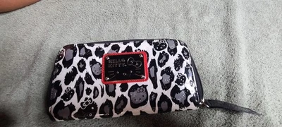 Cartera sin asas Hello Kitty Sanrio negra con cremallera alrededor negra gris estampado animal RARA Foto 1 de 4
