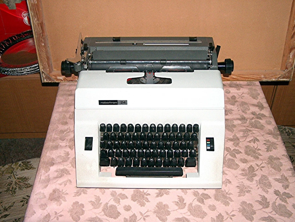 Mechanische Schreibmaschine Robotron 24 - Bild 1 von 1