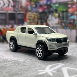 Matchbox 2018 TOYOTA HILUX 1:64 Diecast Model Car - Excellent Condition - Picture 1 of 6