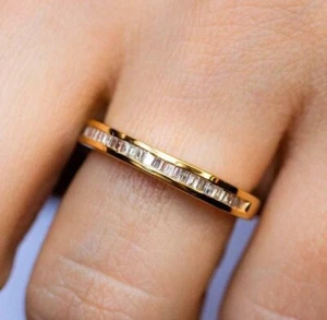 Alianza de boda de diamantes creada en laboratorio baguette de corte de 1 quilate enchapada en oro amarillo de 14 k - Imagen 1 de 3